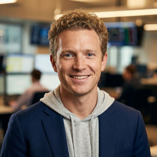 Ryan Brooks, Hoofd Handelsanalist bij Baatvonker

Gezien de strikte regels voor onveranderlijke elementen (namen, titels) en de korte lengte van deze tekst, is de structuur al minimaal. Toch een lichte herschikking:

Handelsanalist Ryan Brooks, Hoofd bij Baatvonker